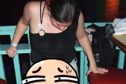 Đang ngồi trong bar bỗng thấy cảm giác lạ dưới chân, cô gái liền trốn về phòng, vài tiếng sau nhập viện