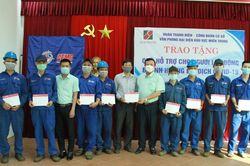 Tặng quà cho công nhân bị ảnh hưởng bởi Covid-19