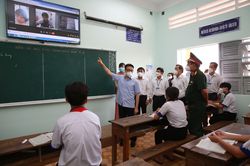 Phó Thủ tướng Vũ Đức Đam thăm, động viên thầy trò vùng dịch Tiền Giang