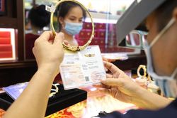 Thấy gì trước giá vàng tăng vọt, chứng khoán 'nhảy múa'?