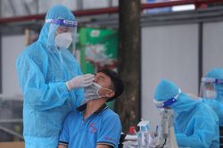 Tăng phụ cấp cho người làm công tác chống dịch Covid-19