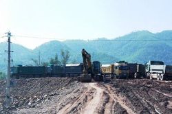 Kinh tế Xây dựng - Giao thông Doanh nghiệp vận chuyển than khó do nút giao Tỉnh lộ 16 lầy lội