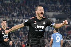 Juventus đánh bại Lazio bằng 2 quả penalty của Bonucci