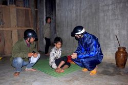 Tờ mờ sáng, theo chân thầy giáo vùng sâu vận động học sinh đi học