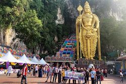 Viếng đền thờ Hindu trong hang đá vôi huyền bí ở Malaysia