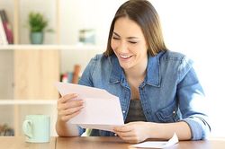 Nhận quà mẹ chồng gửi, tôi giật mình nhận ra bà chưa bao giờ xét nét với tôi
