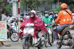 Không khí lạnh bao trùm sáng đầu tuần, người dân phải mặc thêm áo mưa chống rét dù trời tạnh ráo