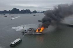 Hai tàu du lịch bốc cháy dữ dội trên vịnh Hạ Long