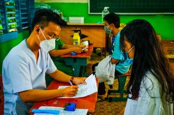 Cận cảnh tiêm mũi 2 vắc xin phòng COVID-19 cho trẻ từ 12 đến 17 tuổi ở TPHCM