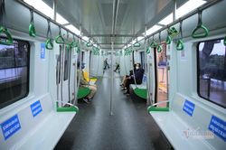 Tàu Cát Linh - Hà Đông vắng khách trong ngày đầu tuần
