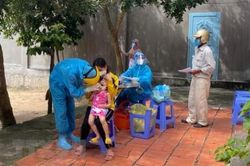 Bà Rịa-Vũng Tàu điều trị F0 tại nhà, Tiền Giang phủ vaccine cho trẻ em