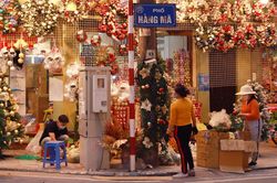 Phố phường Hà Nội ngập tràn đồ trang trí chào đón Giáng sinh