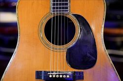 Đàn guitar của Eric Clapton được mua lại với giá 625.000 USD