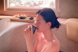 Khoe ảnh bán nude trong phòng tắm, Ngọc Trinh hé lộ tình trạng bản thân hậu chia tay bạn trai