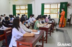 Ngày đầu học sinh khối lớp 12 trở lại trường