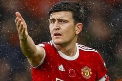 Man United nên tước băng đội trưởng của Maguire
