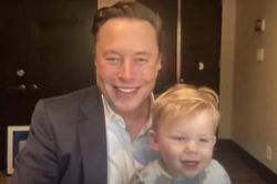 Tỷ phú Elon Musk vừa bế con vừa họp online