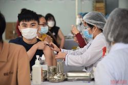 Hà Nội bắt đầu tiêm vaccine cho trẻ em từ 15-17 tuổi