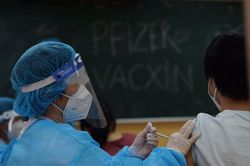 Hàng nghìn học sinh Hà Nội được tiêm vắc-xin Pfizer