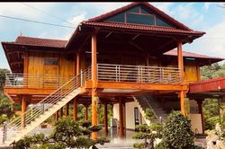Mạc Văn Khoa xây nhà sàn cho bố mẹ