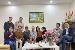 NSND Công Lý chia sẻ khoảnh khắc bên vợ cũ và đồng nghiệp sau hơn 1 tháng xuất viện