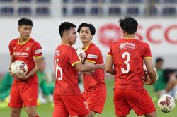 HLV Park Hang Seo 'chỉnh' Công Phượng, Quang Hải