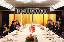 Thủ tướng Phạm Minh Chính tiếp cựu Thủ tướng Nhật Bản Suga Yoshihide