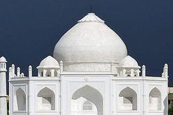 Nam giáo viên xây nhà 920m2 phỏng theo đền Taj Mahal tặng vợ