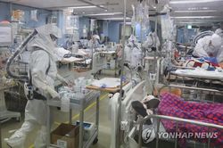 Hàn Quốc: Số ca mắc mới COVID-19 cao kỷ lục, cân nhắc kích hoạt kế hoạch khẩn cấp