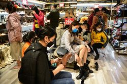 Mua sắm hàng giảm giá trong đêm trước ngày Black Friday ở Hà Nội