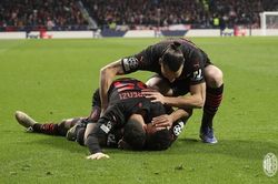 Thắng nghẹt thở Atletico, Milan thắp lên hi vọng đi tiếp