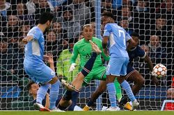 Thua ngược trước Man City, PSG vẫn cùng chủ nhà qua vòng bảng