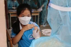 Trà Vinh: Tiêm vaccine COVID-19 mũi 1 cho toàn bộ người trên 18 tuổi