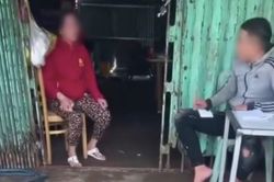 Mẹ khóc nghẹn khi chủ nợ của con đến tận nhà: 'Bưng từng tô hủ tiếu kiếm từng cắc, lấy đâu 100 triệu trả'