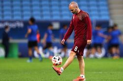 Iniesta bị nhắc nhở vì quảng cáo cho Binance