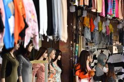 Treo quần áo ra vỉa hè vẫy khách ngày Black Friday ở TP.HCM