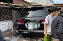Chuyên cơ mặt đất Lexus LX570 mất lái 'hạ cánh' vào chuồng lợn
