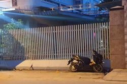 Xe máy tông vào cổng nhà dân, nam thanh niên tử vong