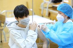 Ngày mai Hà Nội bắt đầu tiêm vắc xin phòng COVID-19 cho học sinh lớp 9