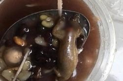 Cô gái 'nôn thốc nôn tháo' khi phát hiện 'sinh vật lạ' chễm chệ trong cốc chè đang ăn dở