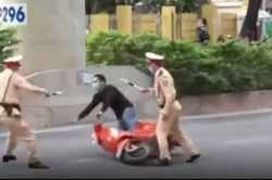 Không đội mũ bảo hiểm lại chạm mặt 2 CSGT, thanh niên lạng lách 'thông chốt' và cái kết đắng ngắt