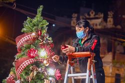 Cây thông 12 triệu đồng trên phố đồ chơi Noel Hà Nội