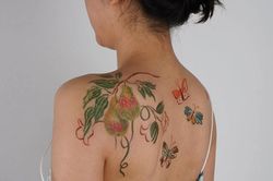 Nữ thợ xăm thích vẽ hoa lên cơ thể người