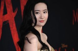 Luật ngầm của nghệ sĩ Trung Quốc khi dự thảm đỏ