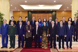 Trao quyết định cho các đồng chí nguyên Ủy viên Bộ Chính trị nghỉ hưu