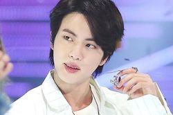Jin BTS 'mắc quê' khi tạo dáng sẵn sàng chụp 'selfie' trước điện thoại của J-Hope