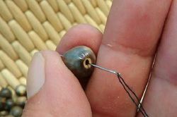 Cháu đeo vòng tự xâu, bà hốt hoảng đòi vứt và sự thật té ngửa