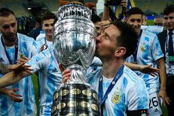 Nhận định cuộc đua Quả Bóng Vàng 2021: Cuộc chiến của Lewandowski với Messi