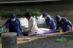 Thi thể nam giới nổi trên kênh ở TP.HCM
