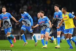 Video bàn thắng Serie A: Napoli thắng tưng bừng, thành Milan chia nửa buồn vui